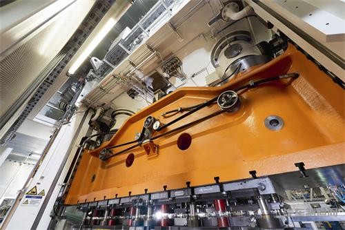 在大众公司位于Kassel的工厂里，Schuler公司的设备对制造E-Golf和E-Upl车型发动机所需的板材进行冲压和打包