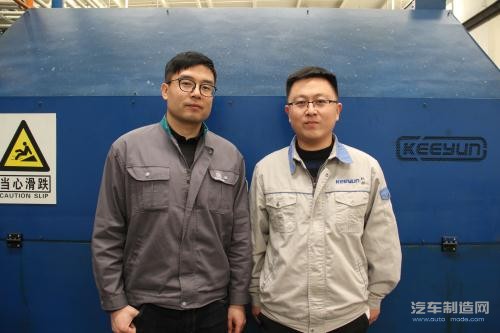 蒂森克虏伯发动机系统（大连）有限公司工艺工程师李明明先生（左）和烟台杞杨机械有限公司销售部工程师王华庆先生