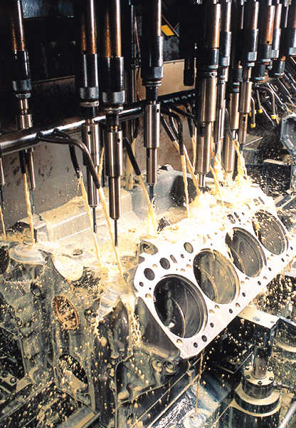 发动机零件加工制造过程中与切削液相关的生产成本，包括环境治理等约占5%～10%以上，大大高于刀具的使用成本。