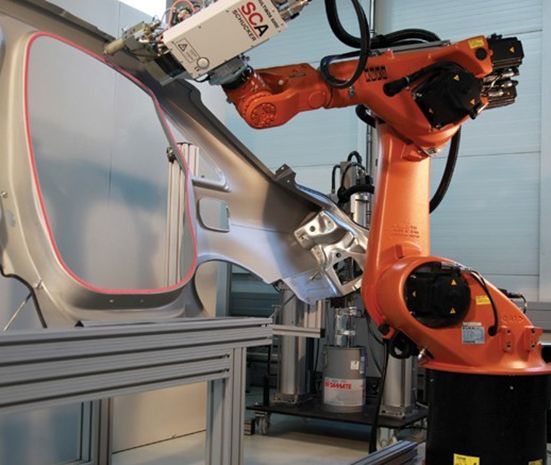 机器人正在车身上施用陶氏化学的Toughened Betamate 结构件粘合剂。