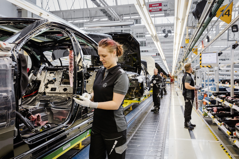 奔驰S级轿车在辛德芬根工厂进行组装