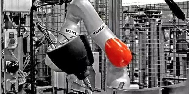 福特采用 KUKA 协作机器人为车身涂抹密封剂